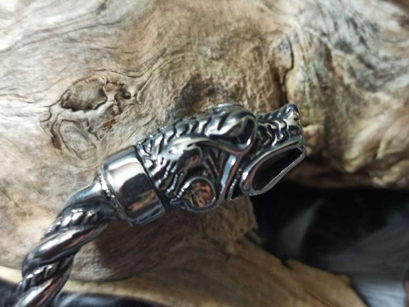 Massiver Edelstahlarmreif mit Wolfsköpfen